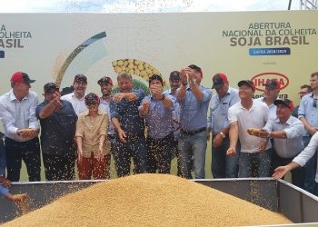 Ministra, governador, parlamentares e produtores abrem colheita da soja 2018/2019