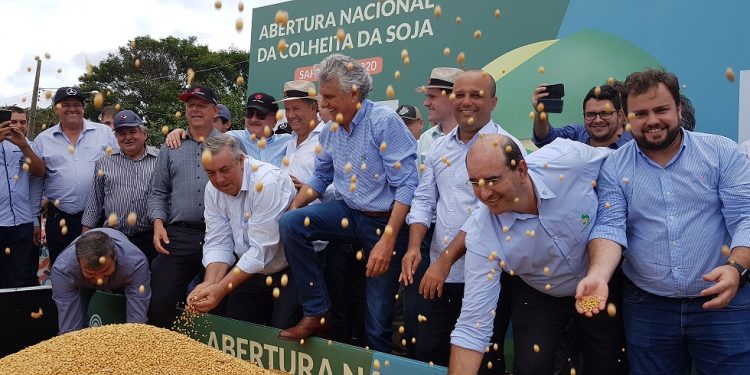 Veja imagens da abertura oficial da colheita de soja