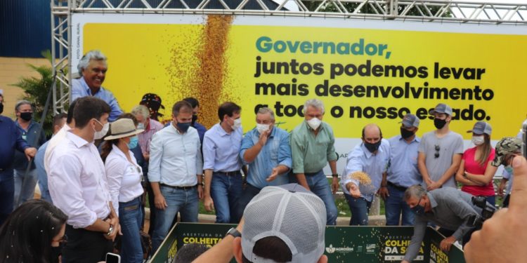 Aprosoja-GO, entidades e produtores celebram Abertura da Colheita da Soja em Goiás com o governador Caiado